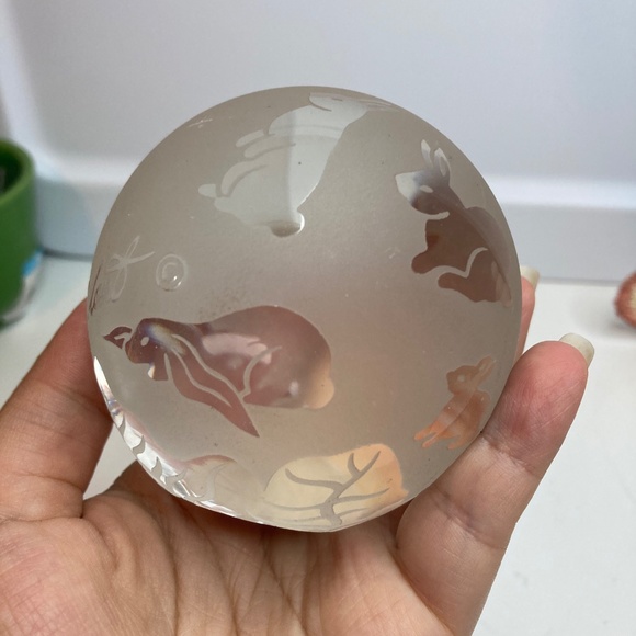 1993 Arthur Court Etched Frosted Glass Bunny Rabbit Paperweight - Picture 2 of 7